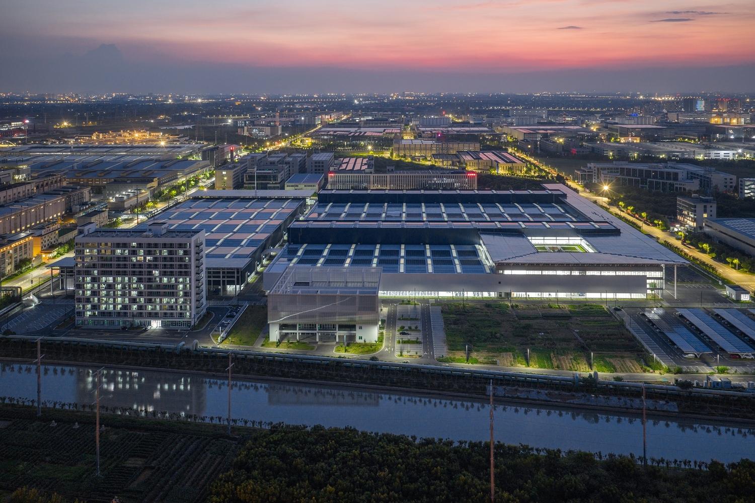 Steel Structure Factory with Roof Solar Power System