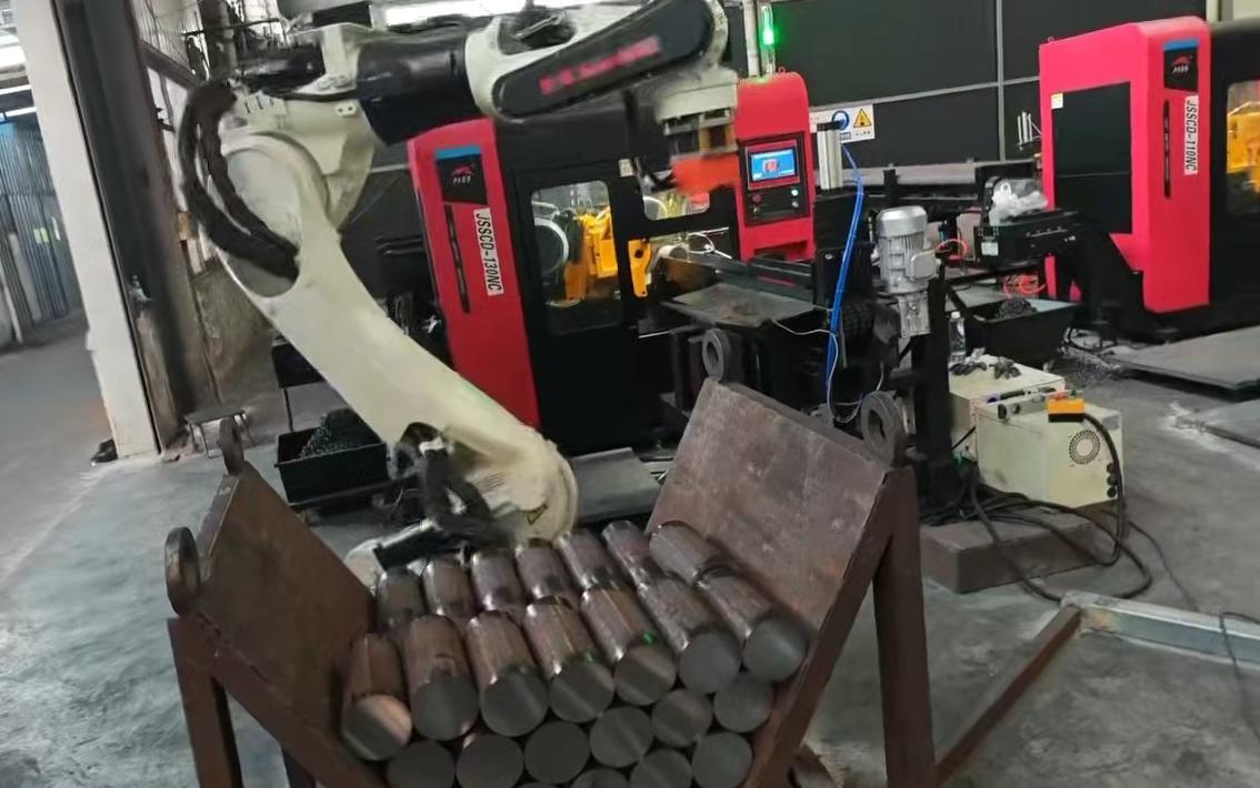The 130 circular saw machine is linked with the mechanical arm for palletizing