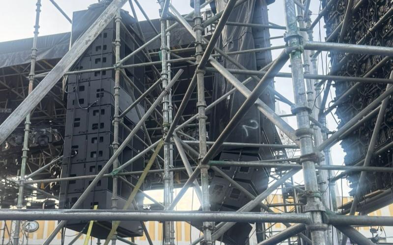 dual 18 inch big power line array subwoofer used in thousands people musical concert
