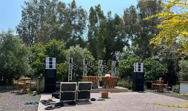 dual 8 inch line array used in outdoor event