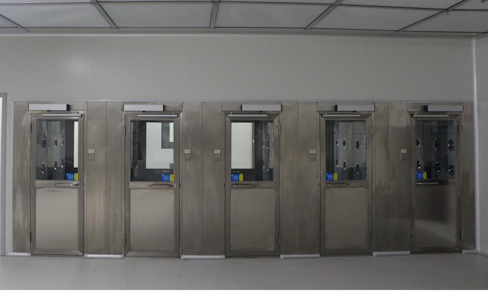 Top 5 Benefits of a Cleanroom Air Shower for Contamination Control