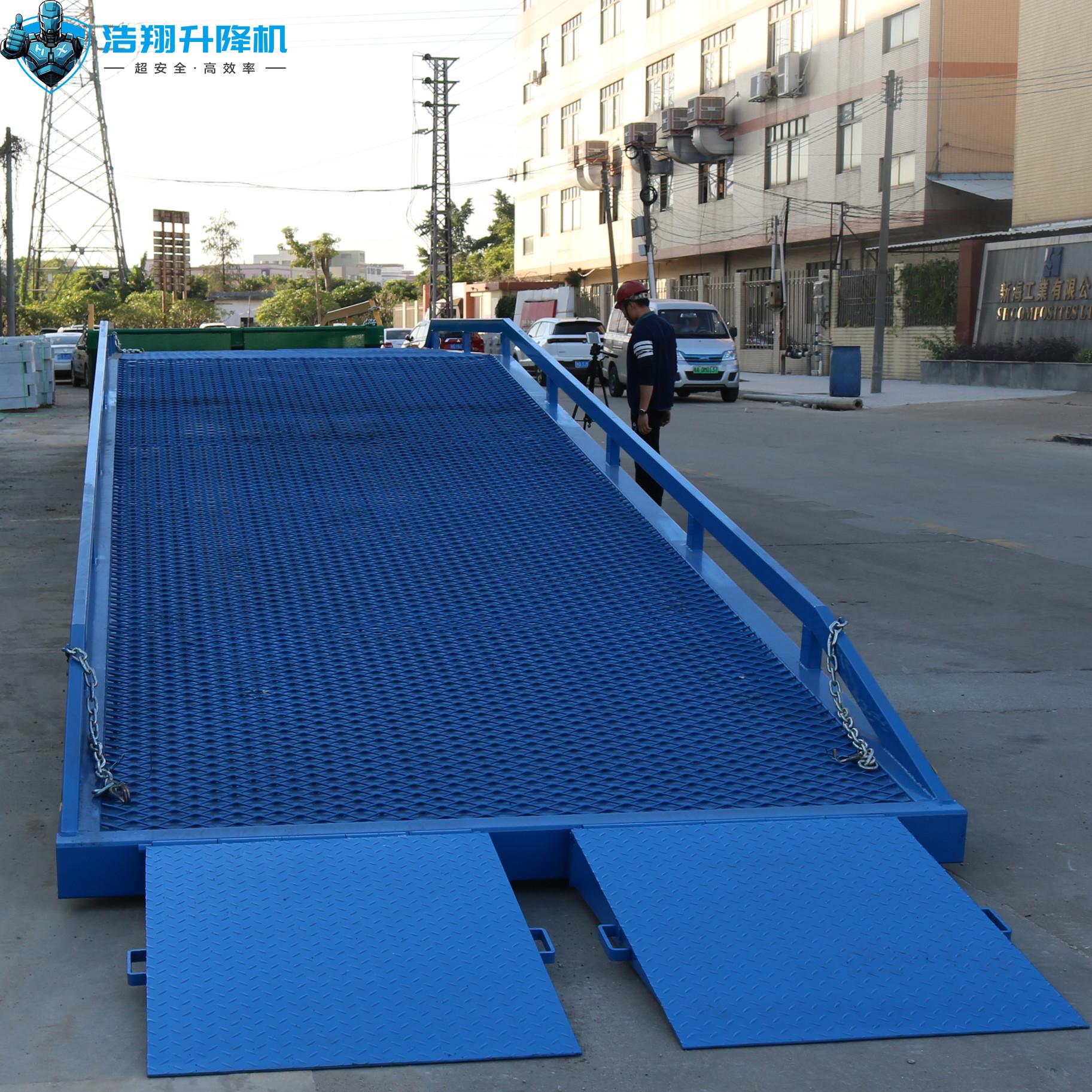 15 DCQH10T-10M Mobile Hydraulic Dock Ramp Cuts Loading And Unloading Costs By $15/container Shipped To Philippine.