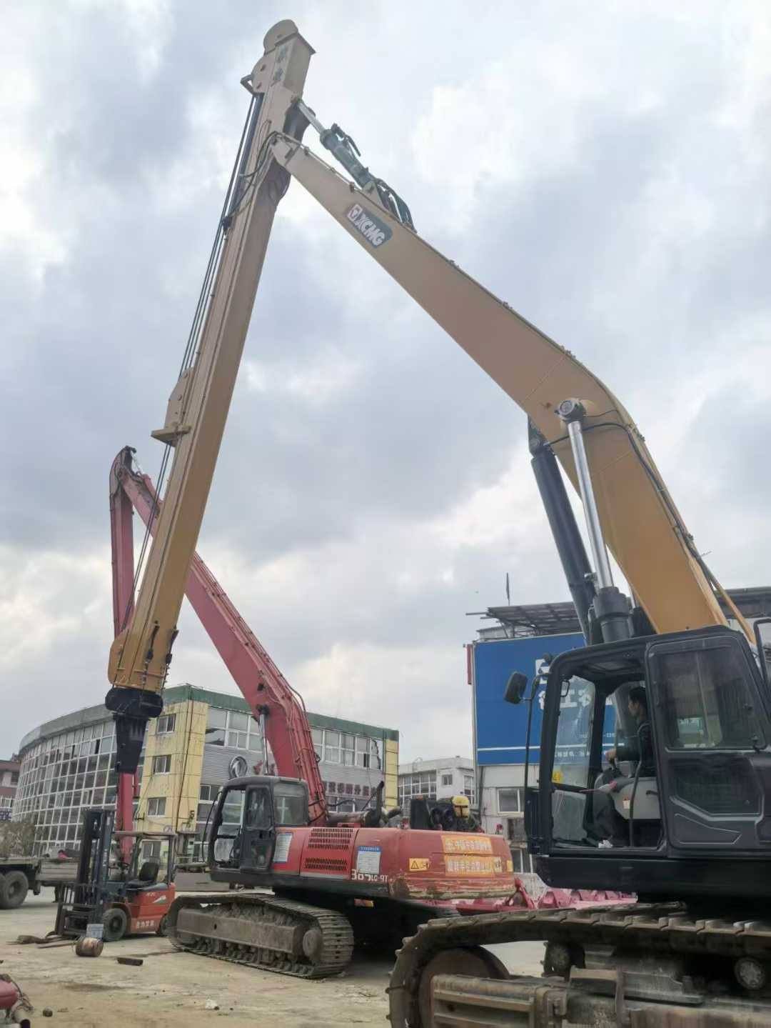 Excavator with three telescopic arms, working site