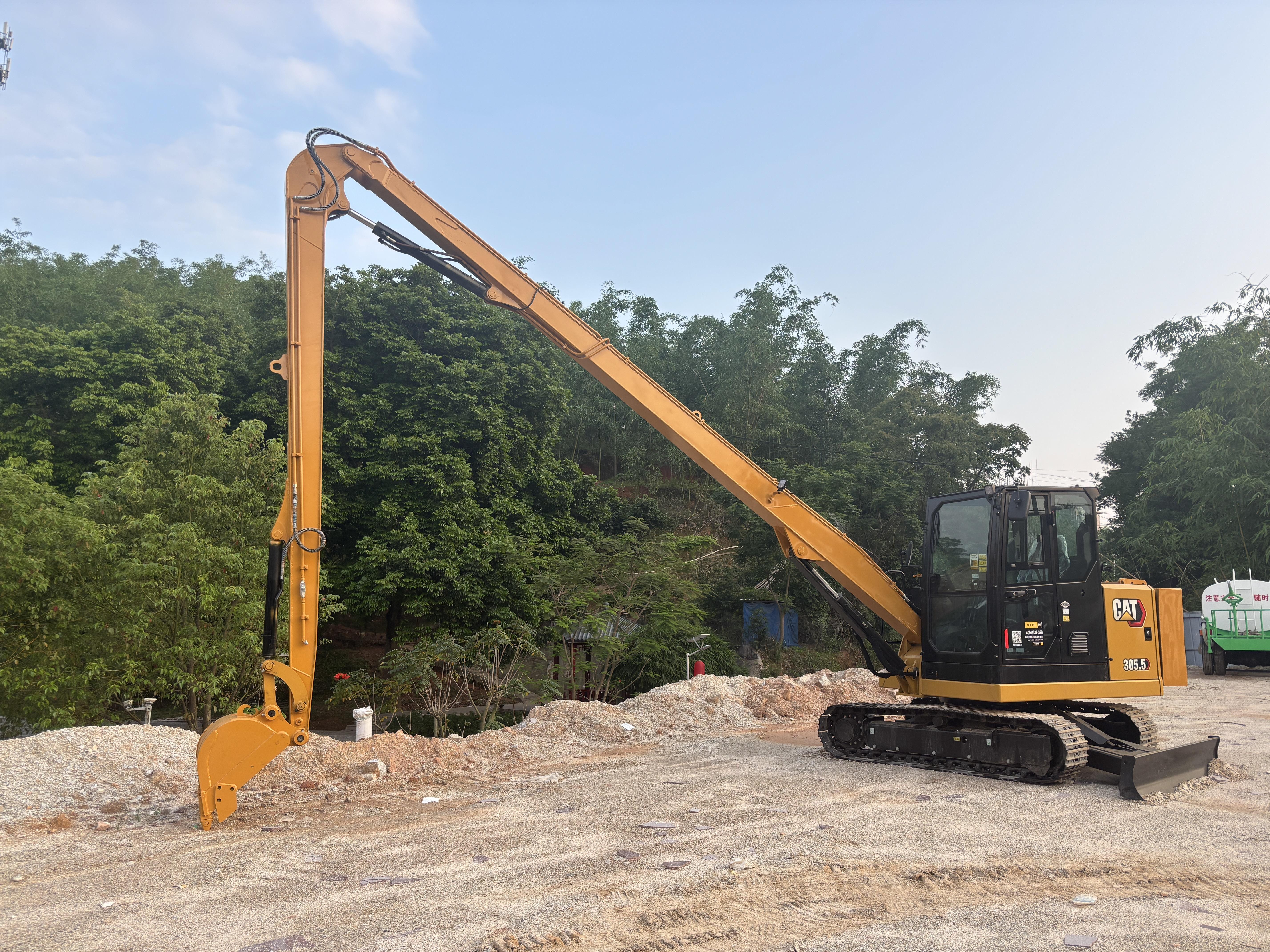 The customer’s excavator, fitted with an extended arm, has officially entered service.