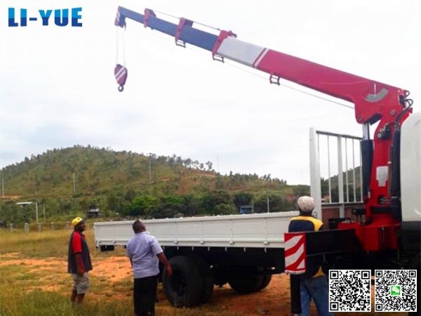 5 Tons Lorry Crane Assembly in Papua New Guinea