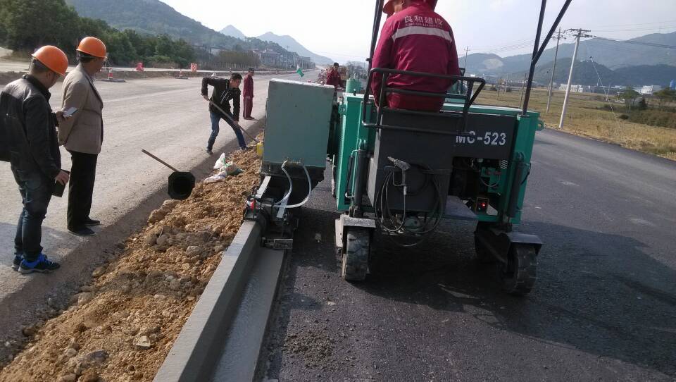 L-Shaped Curb Construction Solution | Slipform Paver for High-Precision Concrete Forming
