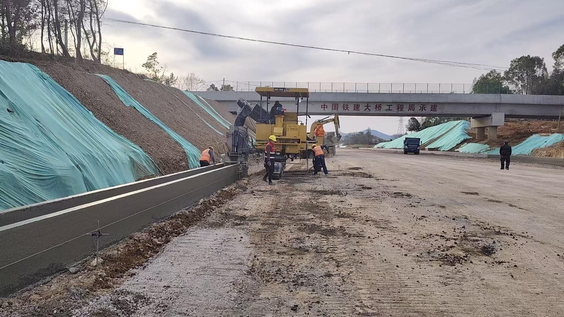 Low Efficiency & Frequent Mold Switching in Drainage and Curb Construction? SMC-5500 Enables Dual-Mold Continuous Paving