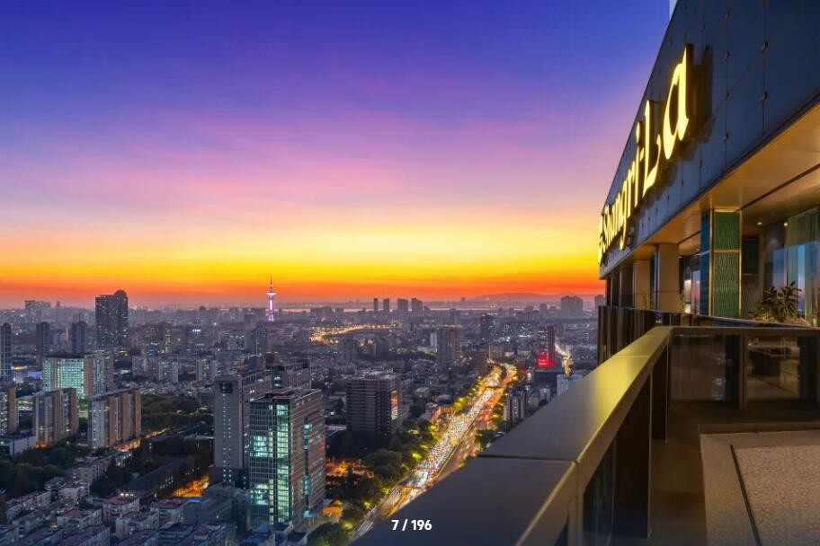 Shangri-La : Graceful 5-Star Hotel With Elegant Rooms And Epic City Views