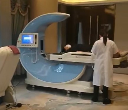 Two spinal decompression devices were put into use in a senior physiotherapy clinic in Zhengzhou