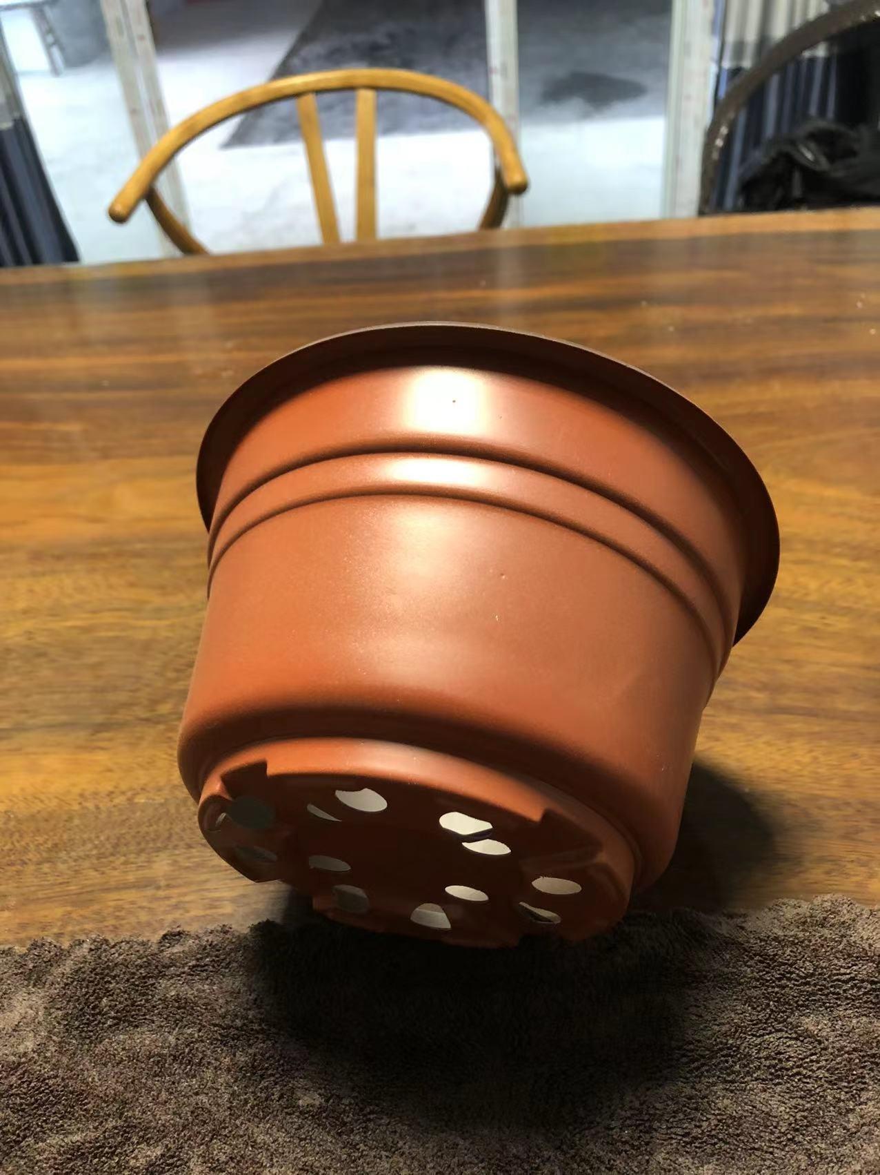 Flower pots are made using a large format cup making machine - Model 850